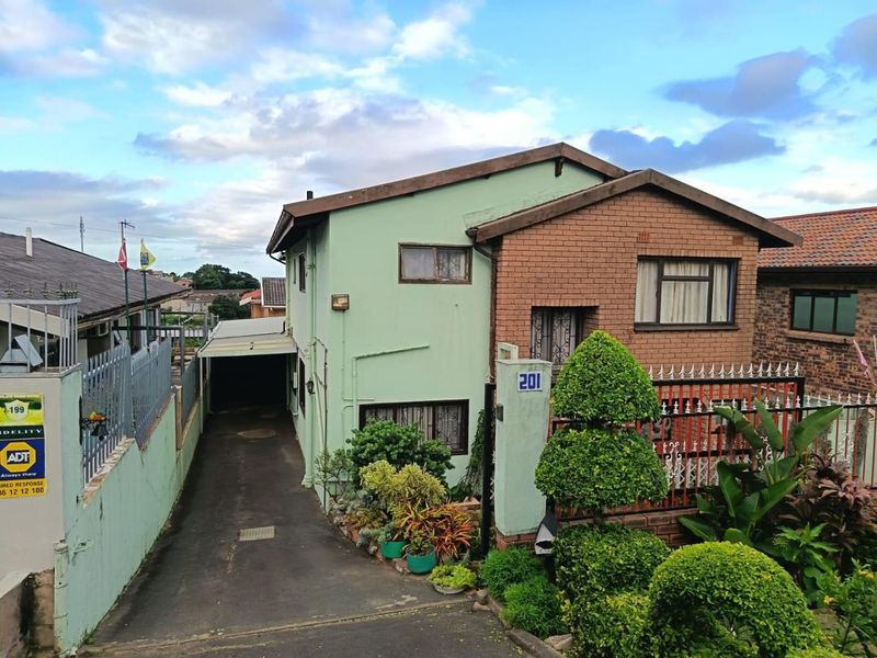 Charming Family Home in Shallcross with Lush Garden &amp; Ample Parking - Photo 1