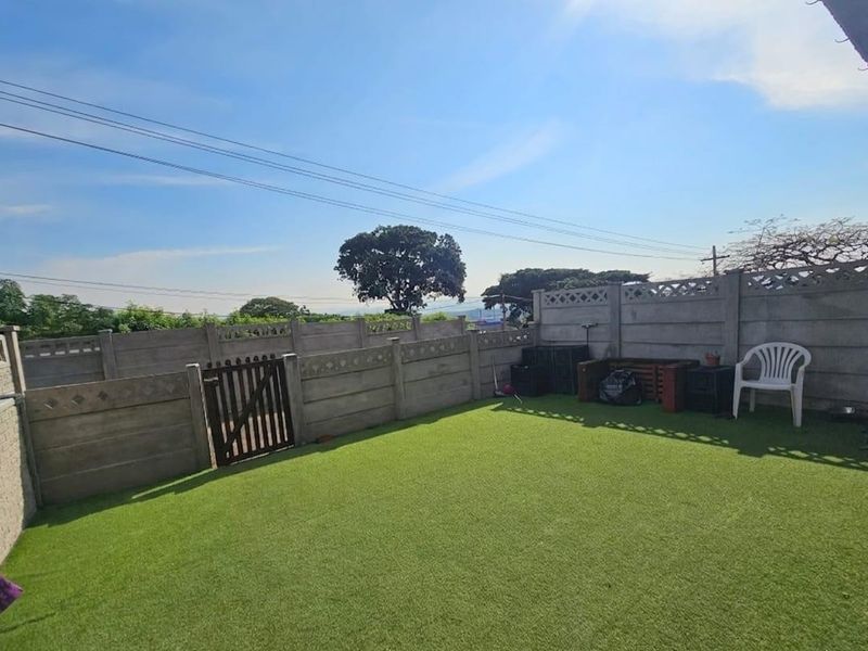 Bright and spacious 3-bedroom unit available in a very popular area on the Bluff! - Photo 10