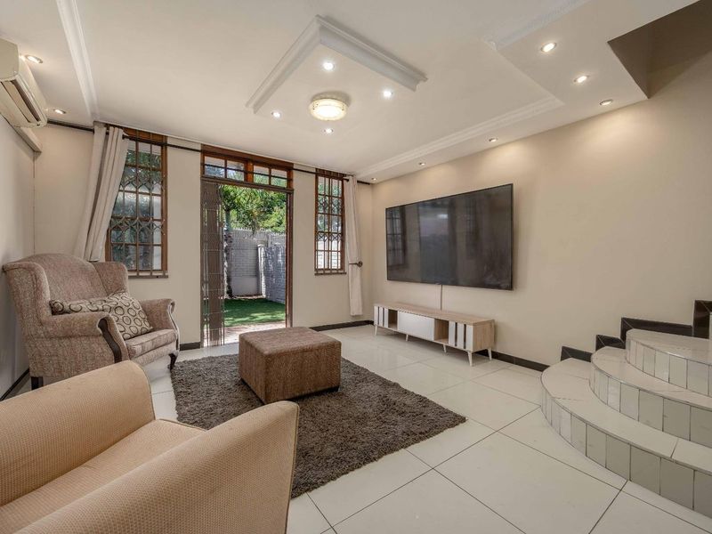 Modern 2-bedroom duplex in Windermere offering comfort, space, and a great lifestyle. - Photo 8