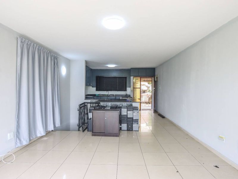 Stylish Renovated Triplex | 3 Beds, 3 Baths | Space, Privacy & Modern Living! - Photo 6