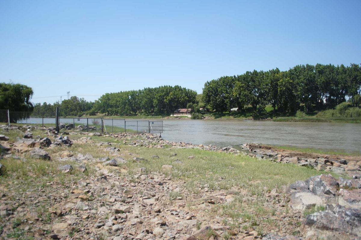 Feast your eyes on this lovely Vaal river property: - Photo 5