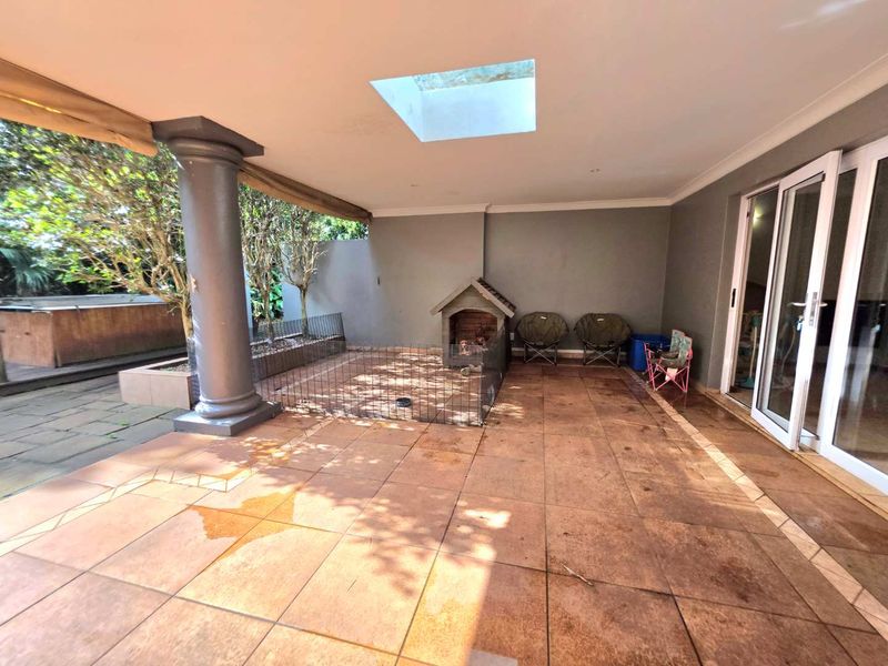 Affordable Entry Into the Kloof Property Market – Space, Position & Huge Potential - Photo 8