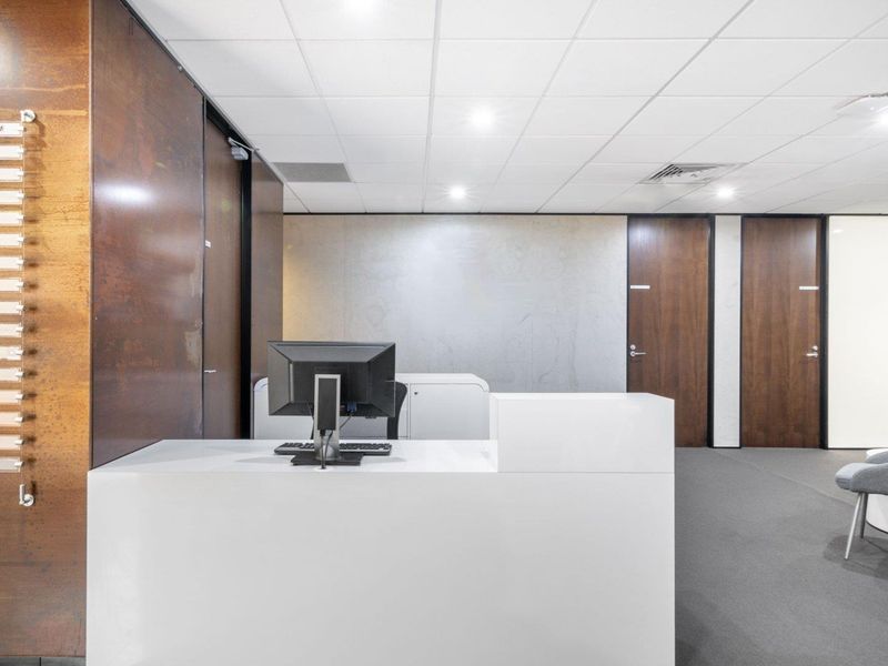 Fully serviced open plan office space for you and your team in Regus Mushroom Farm Retail Centre - Photo 2