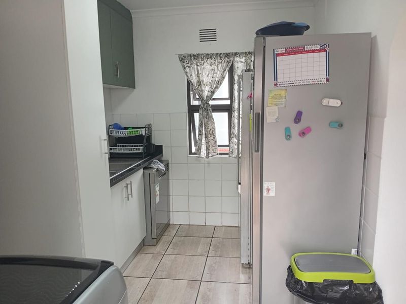 Spacious Veld En Vlei Home with Pool, Open-Plan Living, Double Garage - Photo 5