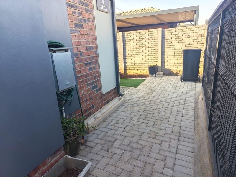 Modern 3-Bedroom Home with Extra Space in Leopard’s Rest - Photo 3