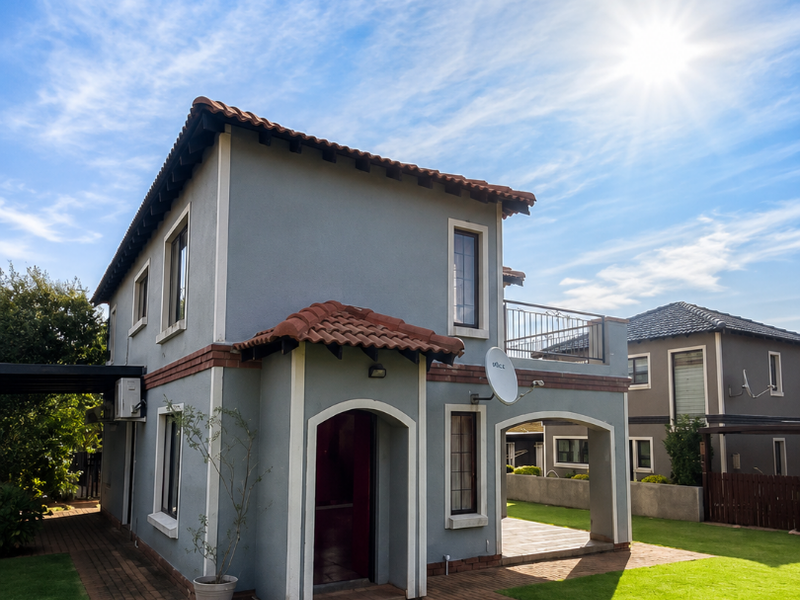 Elegant 3-Bedroom Family Home with Balcony & Garden - Photo 2