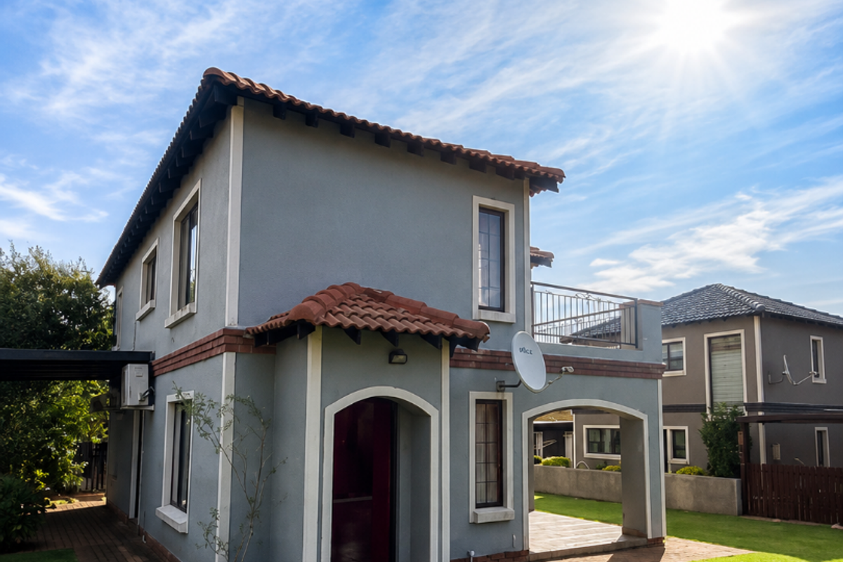 Elegant 3-Bedroom Family Home with Balcony & Garden - Photo 2