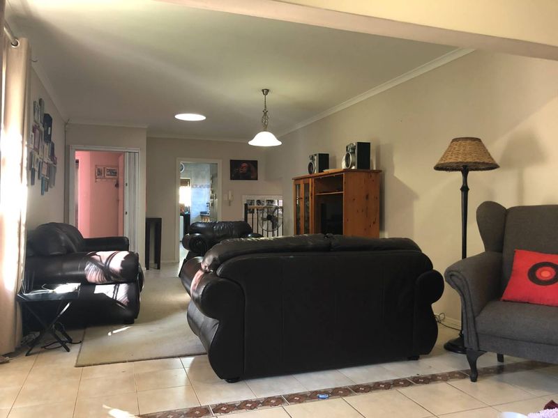 Prime Location, Perfect Home: Constantia Glen Awaits You! - Photo 4