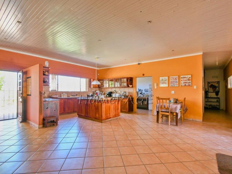 Omaruru:  Very neat 5 Bedr Home is for Sale - Photo 10