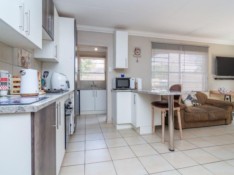 Spacious, Stylish, and Central: Your Greenhills Retreat - Photo 8