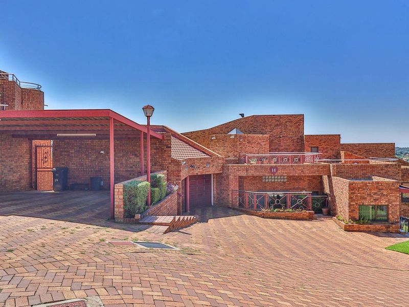 Spacious Family Home in Secure Estate - Photo 2