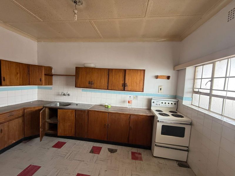 Spacious 2-Bedroom Upstairs Unit – Prime Location - Photo 5