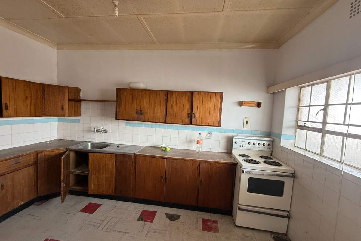 Spacious 2-Bedroom Upstairs Unit – Prime Location - Photo 5