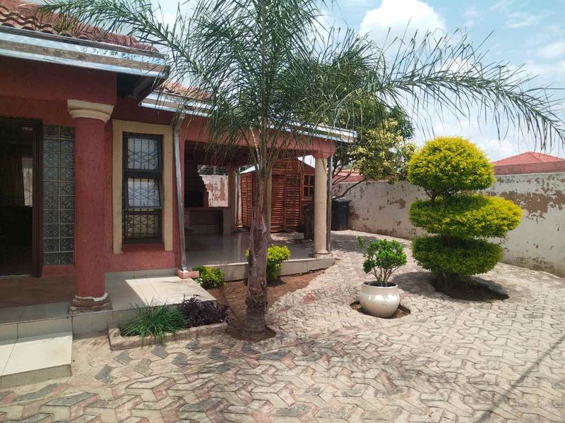 4 bedrooms house for sale in Soshanguve BB - Photo 3