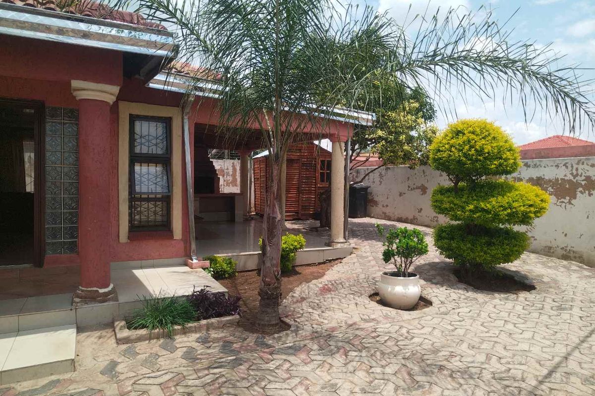 4 bedrooms house for sale in Soshanguve BB - Photo 3
