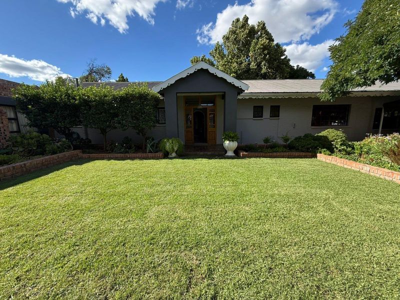 Spacious 5 Bedroom Home with Flatlet - Investor's Dream! - Photo 2