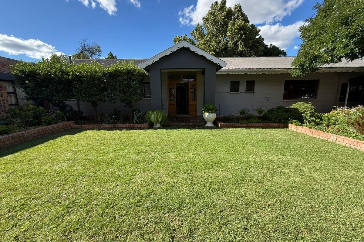 Spacious 5 Bedroom Home with Flatlet - Investor's Dream! - Photo 2