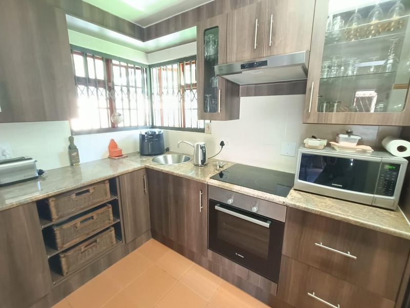 Spacious Family Living with an Attached Flatlet in Desirable Clubview! - Photo 2