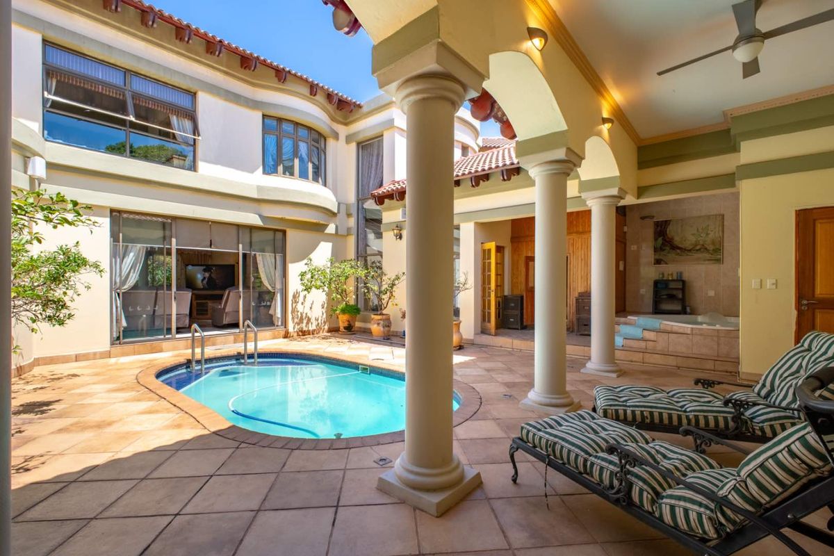 Elegant Home Overlooking the 18th Hole - Photo 2