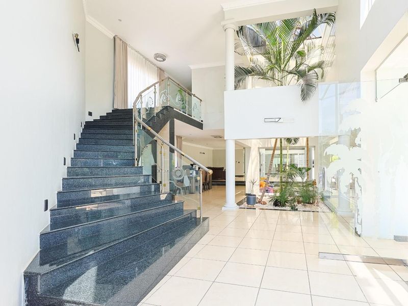 Modern 6-Bedroom Glass Palace – Furnished Luxury Living - Photo 4