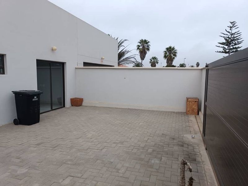 Newly Renovated Family Home - Photo 9