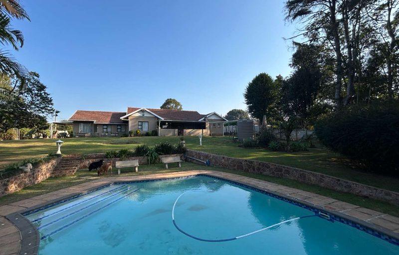 Comfort & Convenience: Large 5-Bedroom Home with Cottage