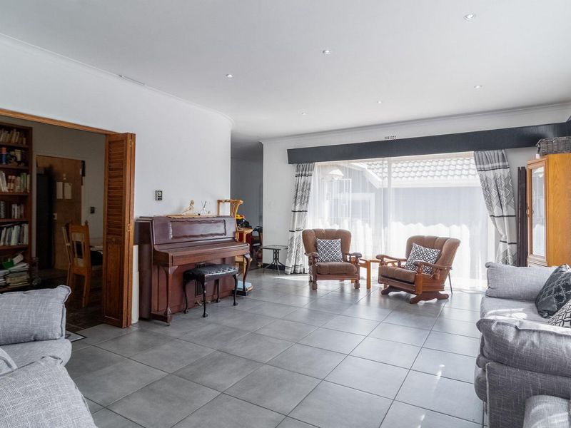 Spacious 4  Bedroom Family Home with Flatlet in The Hill - Photo 5