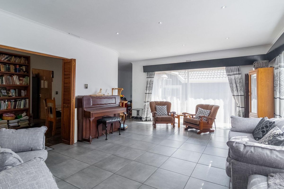 Spacious 4  Bedroom Family Home with Flatlet in The Hill - Photo 5