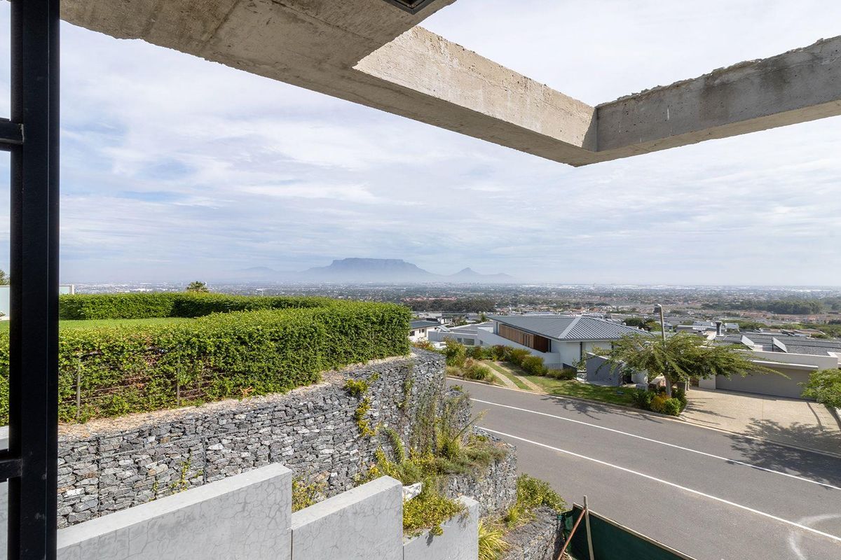 Elevated Dual-Residence Luxury with Breathtaking Panoramic Views – Baronetcy Estate - Photo 3