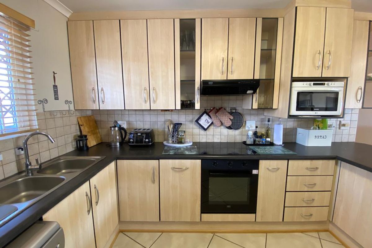 FOR SALE- FULLY FURNISHED - 3 BEDROOM FLAT WITH SEA VIEW IN MILE 4, SWAKOPMUND, NAMIBIA - Photo 4