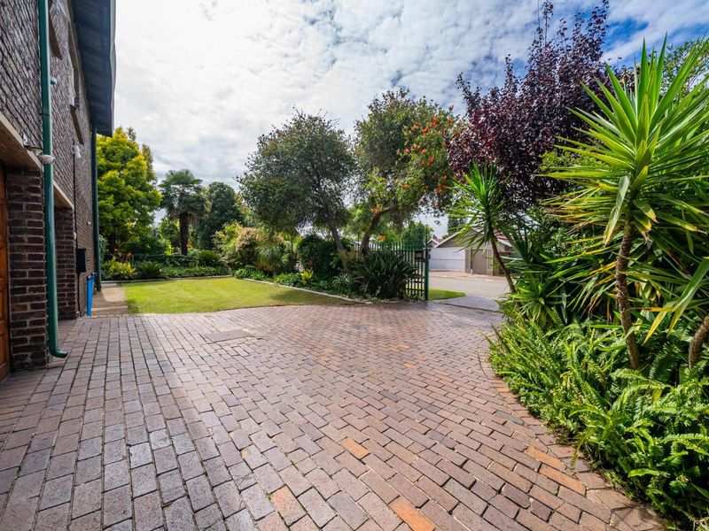 5 Bedroom double story for Sale in Farrarmere - Photo 2