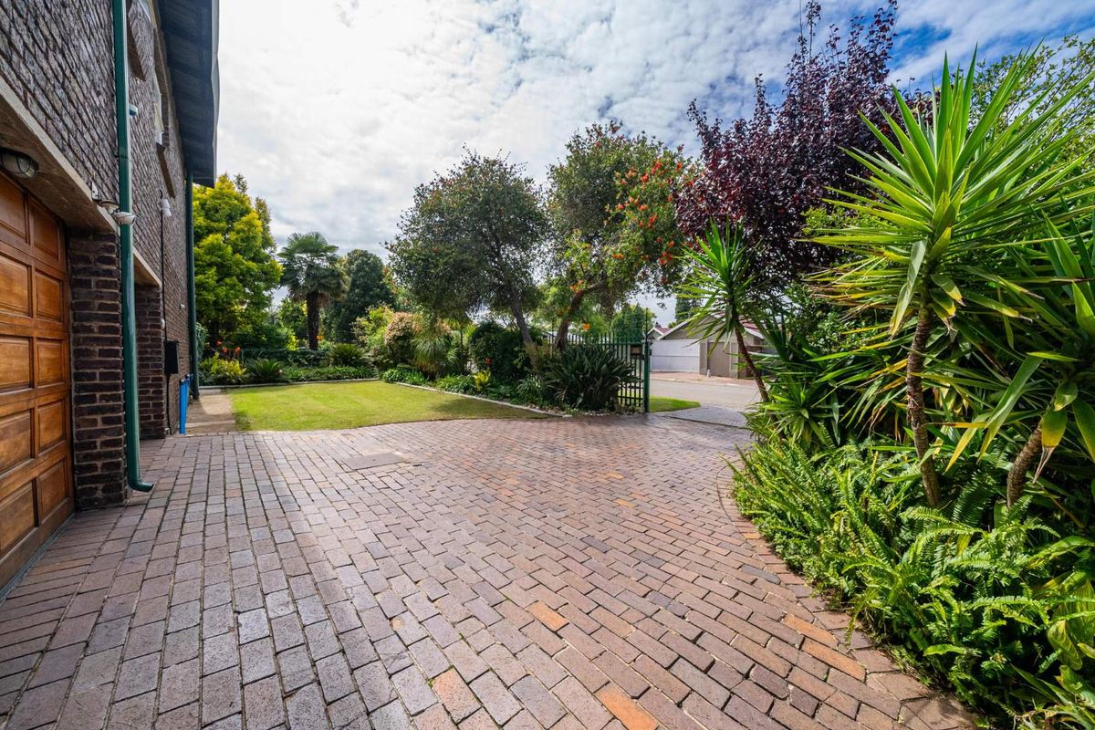 5 Bedroom double story for Sale in Farrarmere - Photo 2