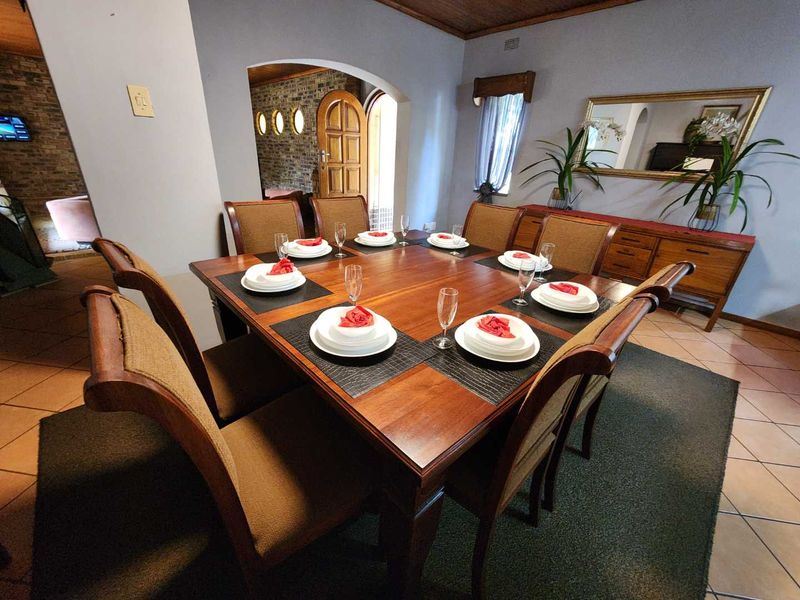 RARE AND HIGHLY DESIRABLE FAMILY HOME WITH FLAT, OFFICE, POOL & 10KVA SOLAR - Photo 4