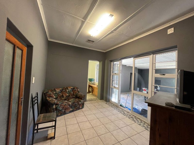 Fixer-Upper with Bonus Flatlet – Excellent Investment Opportunity! - Photo 7