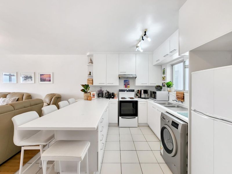 Large FURNISHED one bedroom apartment with sea views on Beach Road - Photo 3