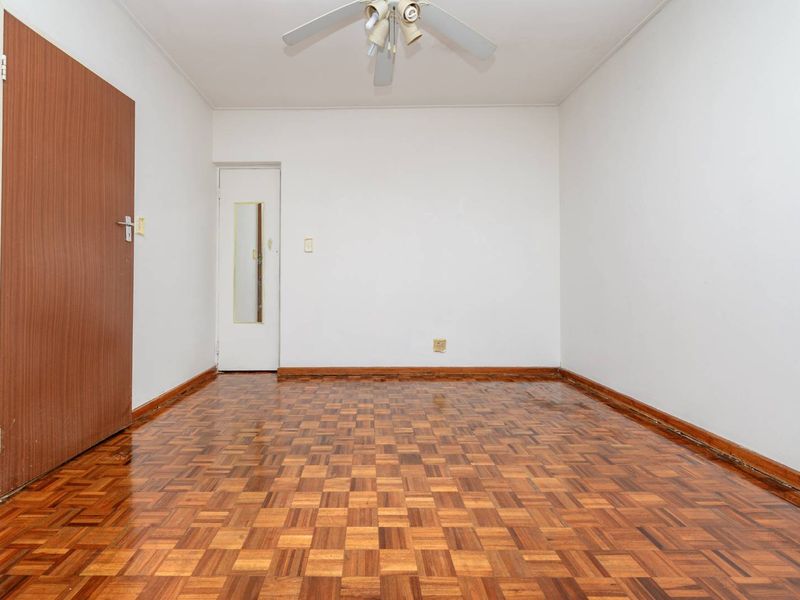 Spacious Duplex Apartment In Sought  After Consulate Place - Photo 6