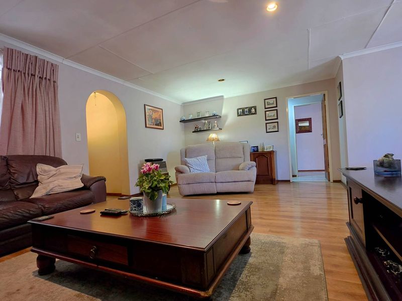 4 Bedroom House For Sale in Glenvista - Photo 4