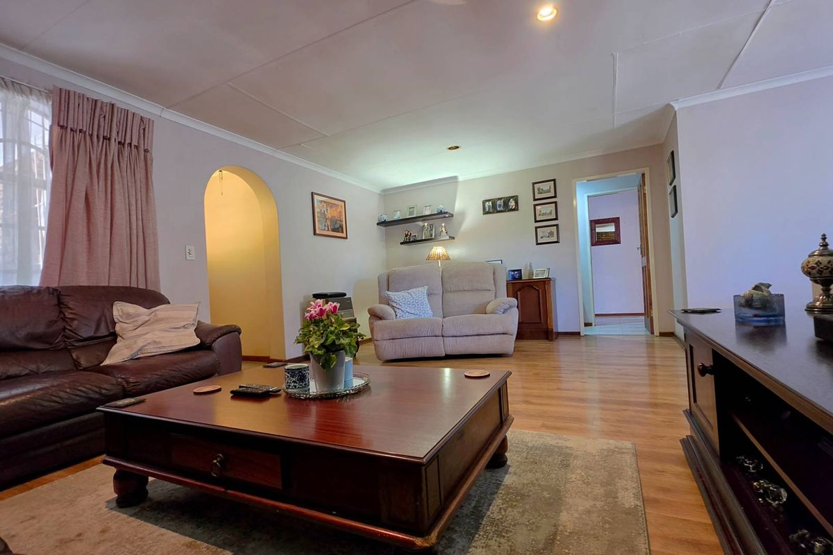 4 Bedroom House For Sale in Glenvista - Photo 4