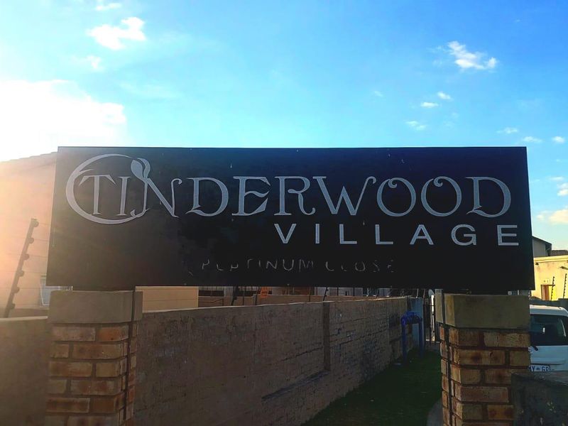 Spacious 2-Bed Ground Floor Unit in Secure Tinderwood Village - Photo 1
