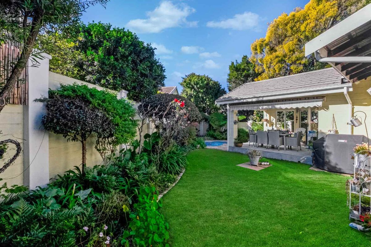 COZY SINGLE LEVEL CLUSTER HOME IN SOUGHT AFTER SANTA BARBARA - WITH ALL THE BELLS AND WHISTLES - Photo 2