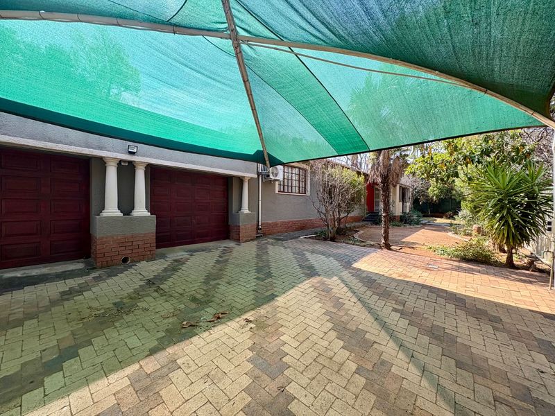 SPACIOUS  FAMILY RETREAT IN THE HEART OF WESTDENE - Photo 2