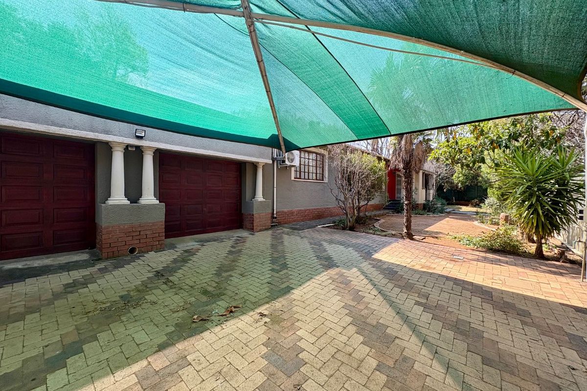 SPACIOUS  FAMILY RETREAT IN THE HEART OF WESTDENE - Photo 2