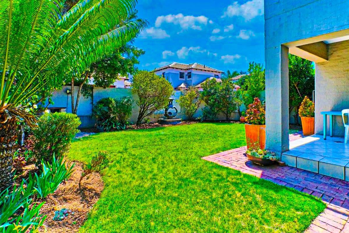 Staggering Cluster house in Midrand Vorna Valley right across Mall of Africa - Photo 3
