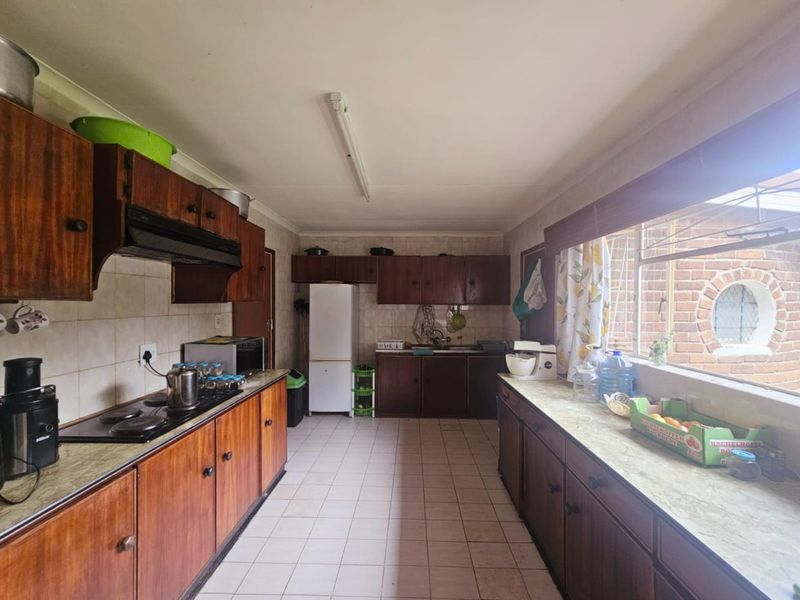 **Charming Facebrick Home with Income-Generating Flatlet** - Photo 6