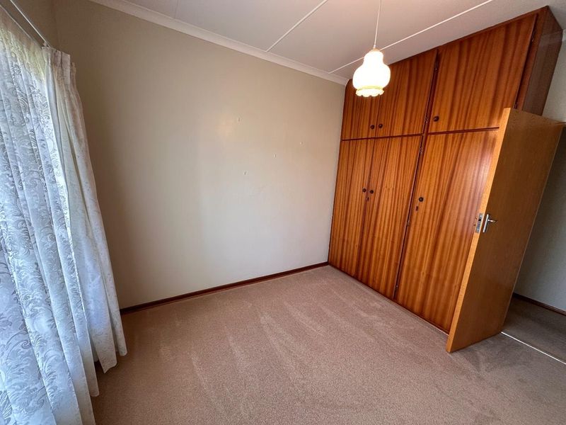 5 BEDROOM HOME WITH AMAZING FEATURES - Photo 7