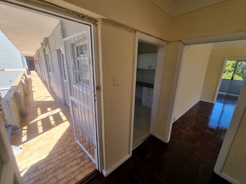 Unfurnished One-Bedroom Apartment To Let in Camps Bay! - Photo 2