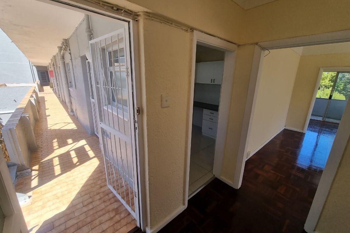 Unfurnished One-Bedroom Apartment To Let in Camps Bay! - Photo 2