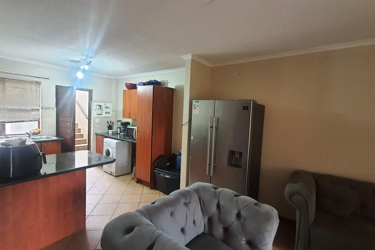 **Charming 2-Bedroom Apartment with Modern Amenities** - Photo 3