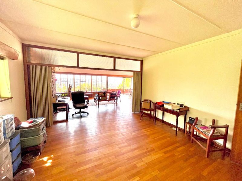 **Private, Hidden away, North-facing 6-Bedroom Family Home with Spectacular Views of Union Building and Loftus in Muckleneuk - House to Renovate** - Photo 8