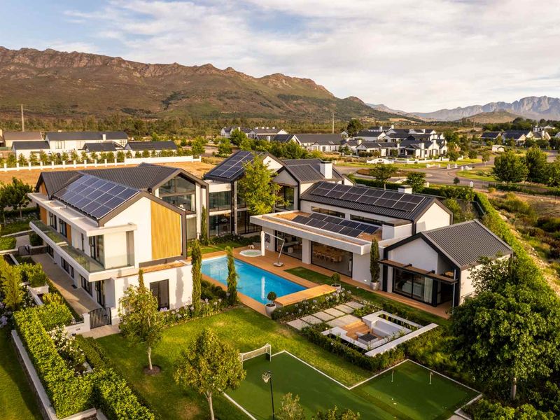 A Signature Seven-bedroom Family Home with Exceptional Craftsmanship on Val de Vie Estate - Photo 3